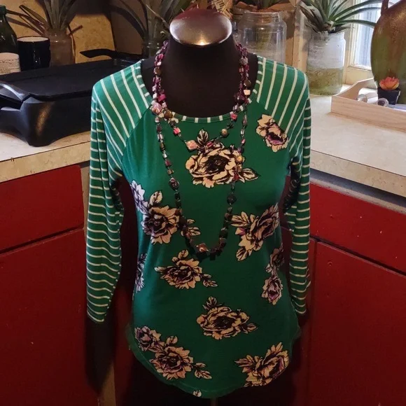 Spring/Summer Eye Candy Essentials Floral Green Women's Top with Necklace - Picture 1 of 12